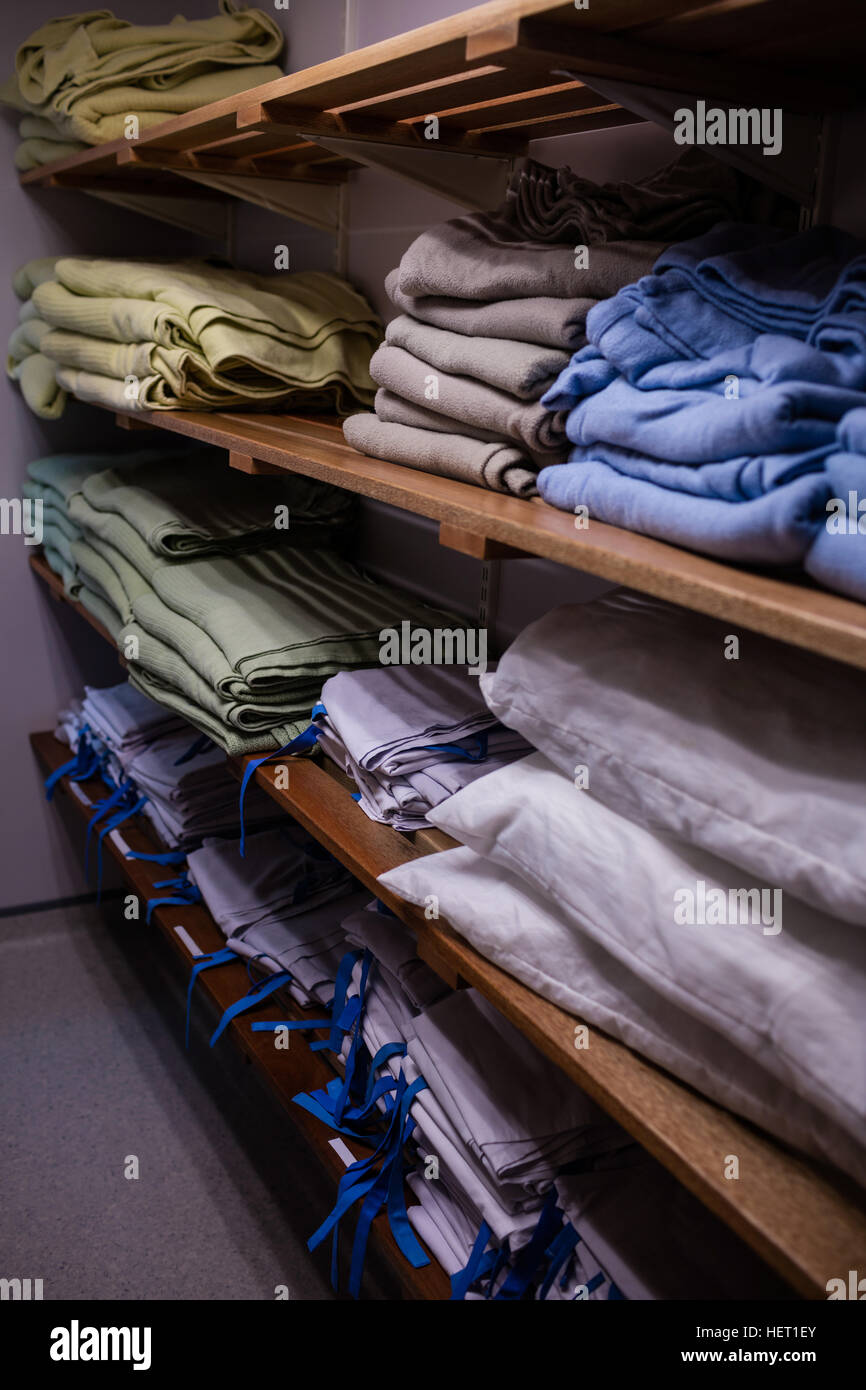 Plegada mantas y batas de hospital en hospital dispuestas en estante  Fotografía de stock - Alamy