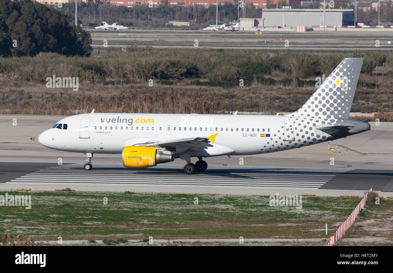 Airbus A319 de Vueling de rodadura a lo largo de la pista de aterrizaje en el aeropuerto de El Prat en Barcelona, España. Foto de stock