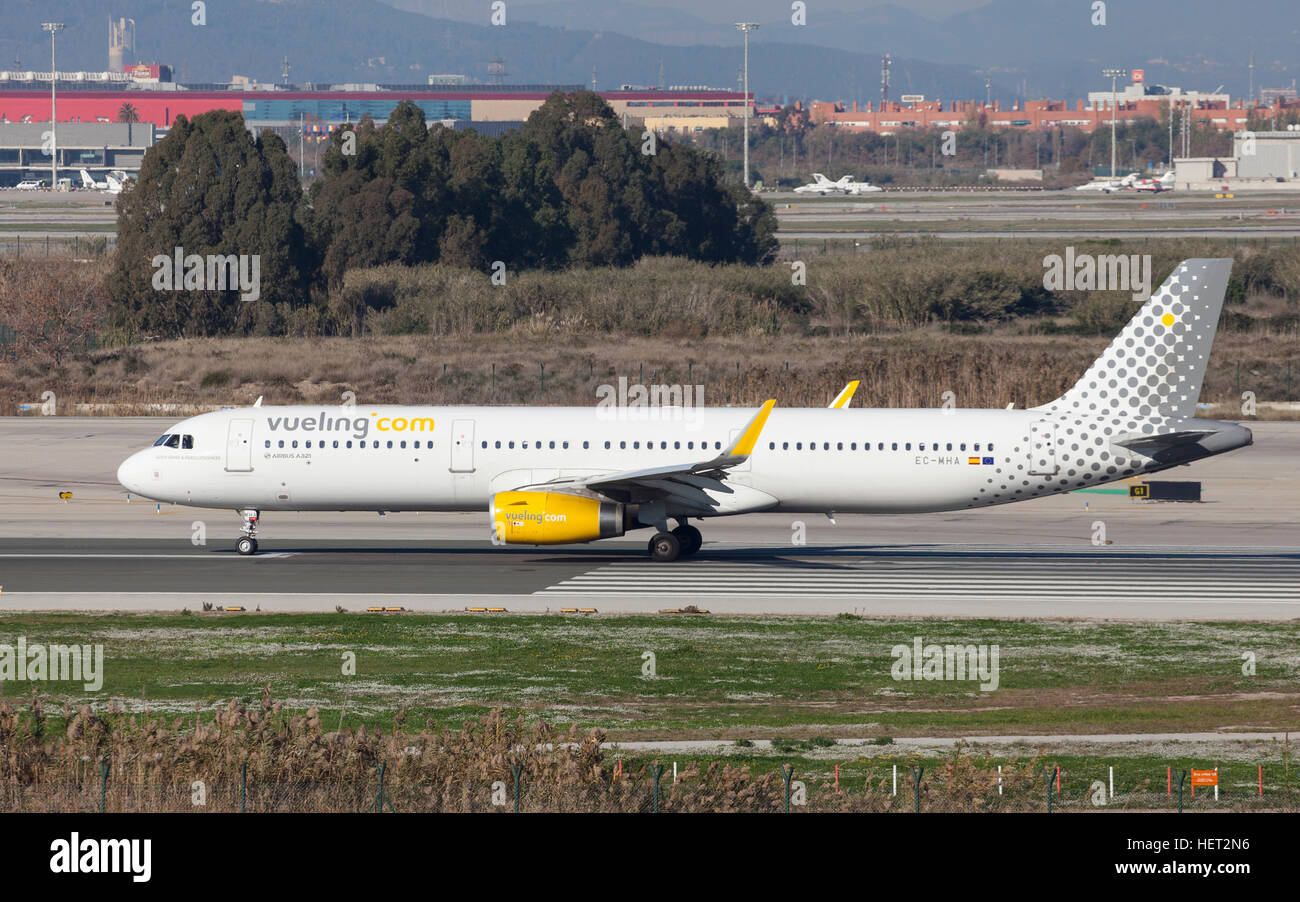 Airbus A321 de Vueling de rodadura a lo largo de la pista de aterrizaje en el aeropuerto de El Prat en Barcelona, España. Foto de stock