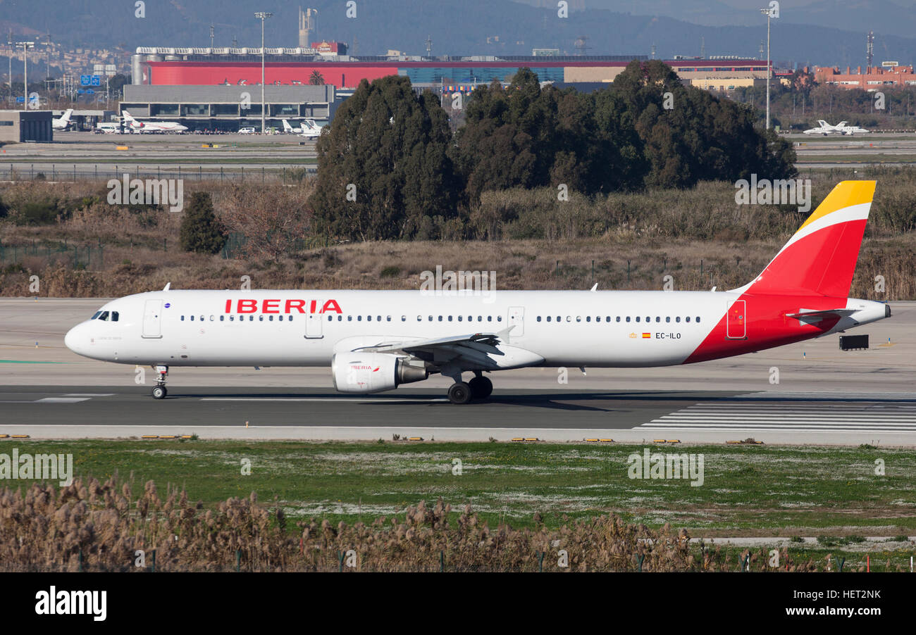 Airbus A321 de Iberia de rodadura a lo largo de la pista de aterrizaje en el aeropuerto de El Prat en Barcelona, España. Foto de stock