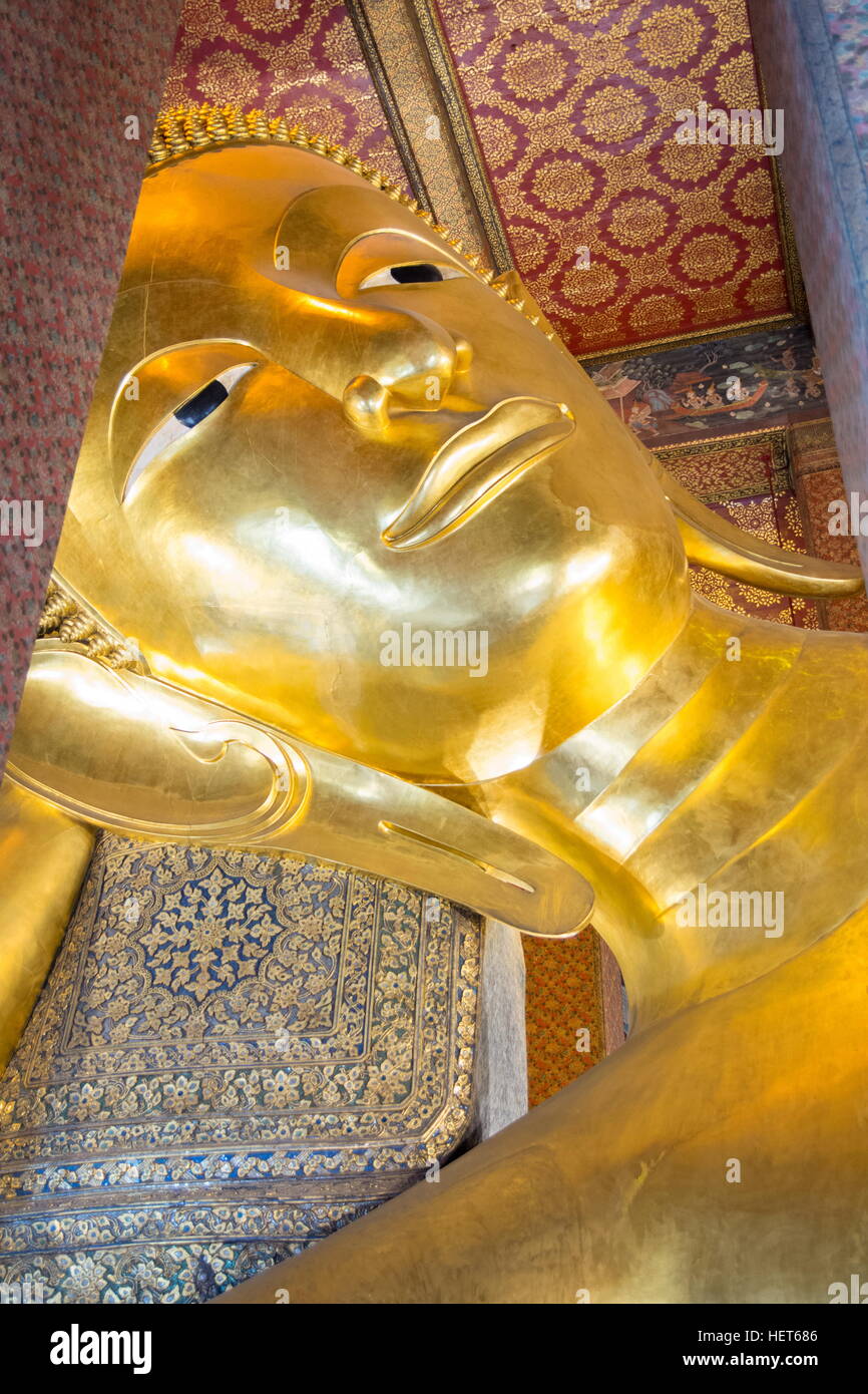 BANGKOK, TAILANDIA - Octubre 14, 2016: Vista cercana de la estatua del Buda recostado en el interior del templo budista Wat Pho Foto de stock