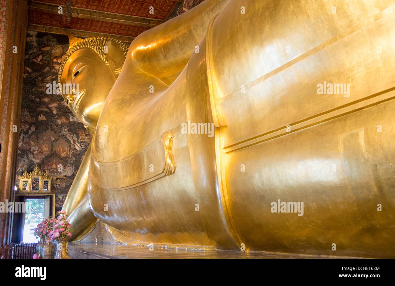 BANGKOK, TAILANDIA - Octubre 14, 2016: Ver en la estatua del Buda recostado en el interior del templo budista Wat Pho Foto de stock