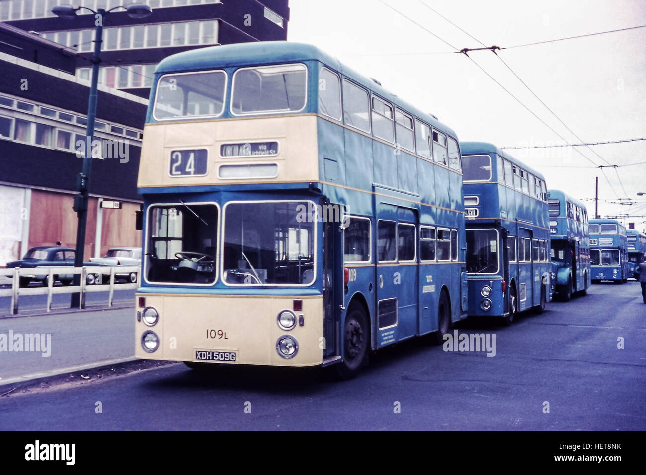 En Walsall, Reino Unido - Verano 1970: 1969 Daimler Fleetline autobús operado por la West Midlands Passenger Transport Executive en la parte delantera de la línea de autobuses en la Estación Central de Autobuses en Walsall Foto de stock