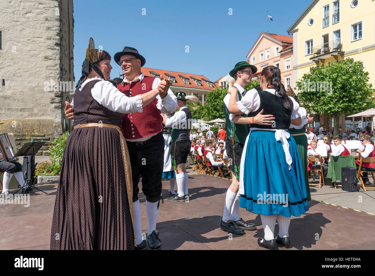 Grupo de danza folklórica bailando en trajes tradicionales, Lindau, el lago de Constanza, Baviera, Alemania, Europa Foto de stock
