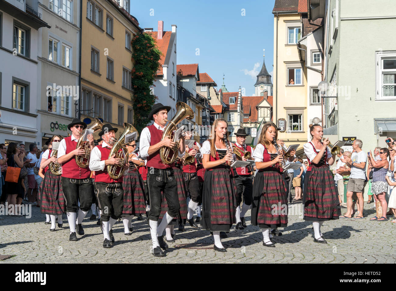 Desfile con banda musical en trajes tradicionales, Lindau, Lago Constanza, Baviera, Alemania, Europa Foto de stock