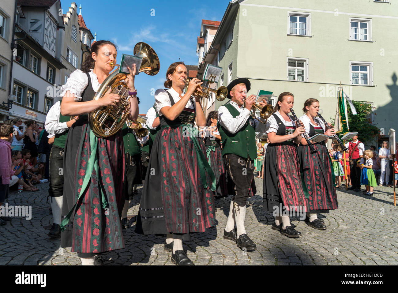 Desfile con banda musical en trajes tradicionales, Lindau, Lago Constanza, Baviera, Alemania, Europa Foto de stock