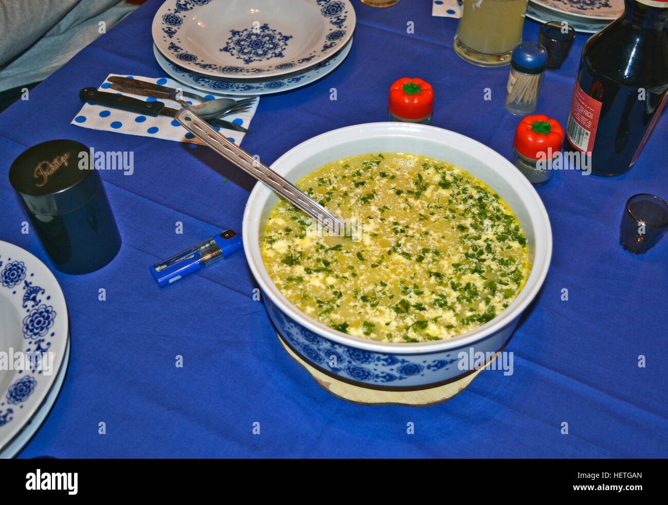 Sopa de Mariscos está sobre la mesa y espera a los huéspedes solamente. Foto de stock