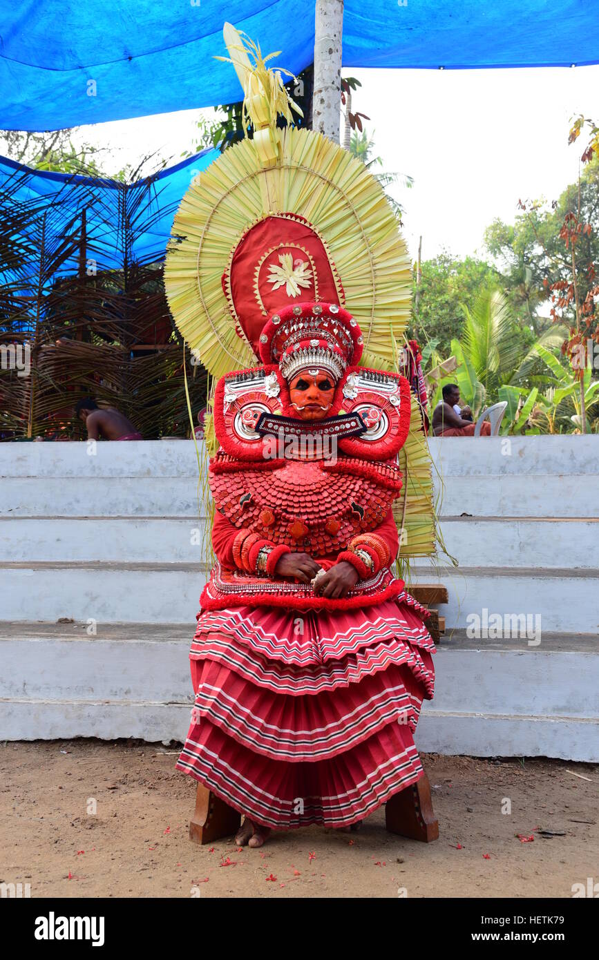 O THEYYAM THEYYATTAM es una popular forma de adoración ritual hindú del norte de Malabar en el estado de Kerala, India, Foto de stock