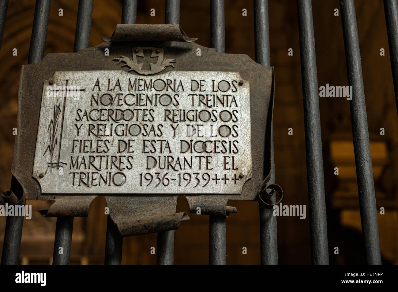 Detalle de la placa conmemorativa en memoria de los sacerdotes, los monjes y las personas religiosas asesinados durante la guerra civil española en España (1936-1939 Fotografía de stock - Alamy