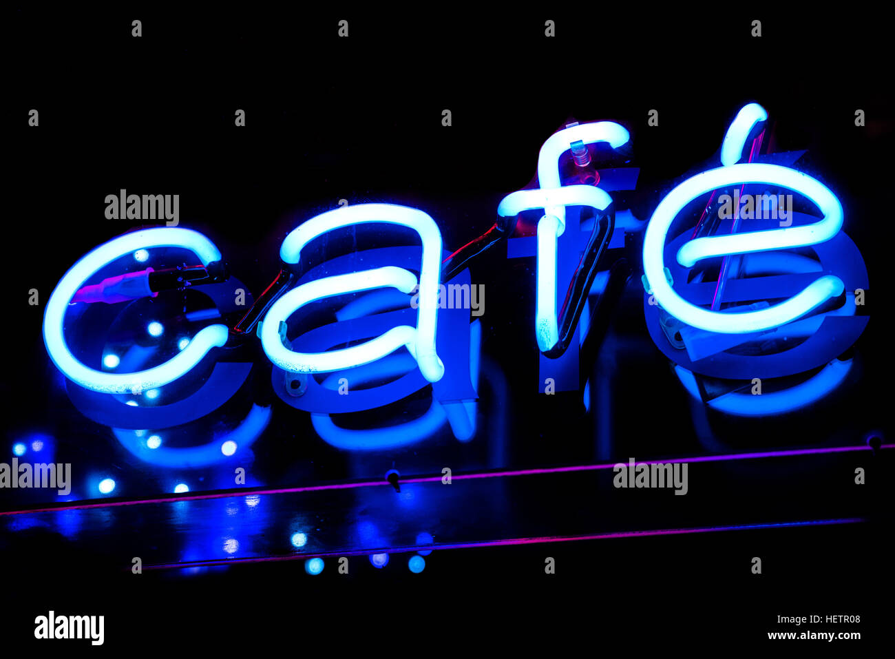 Un primer plano de una cafetería de neón signo. Foto de stock