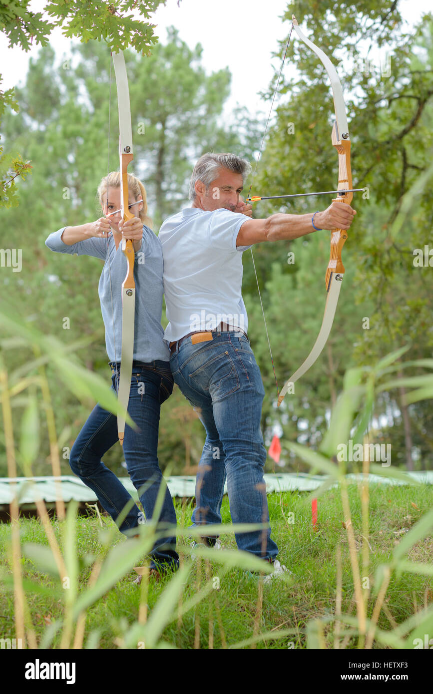 mujer deportiva atractiva en tiro con arco, flechas y arco en acción  Fotografía de stock - Alamy