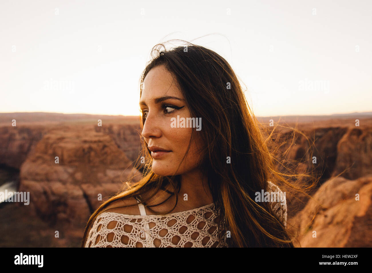 Mujer mirando lateralmente a vista, curva de herradura, Page, Arizona, EE.UU. Foto de stock