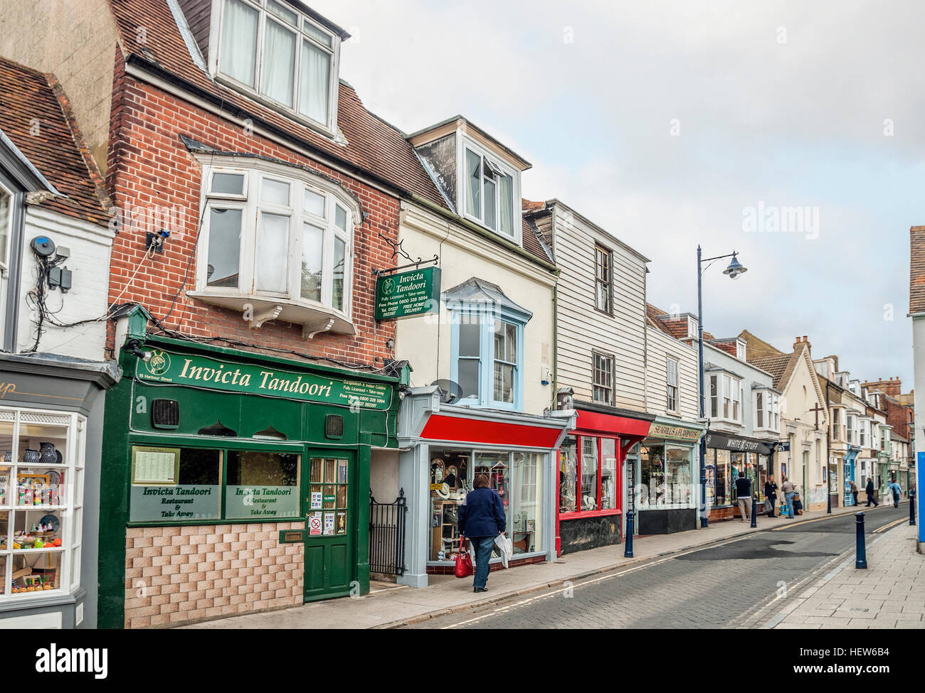 Las casas de la calle del puerto en el centro de la ciudad de Whitstable, en el Sudeste de Inglaterra Foto de stock