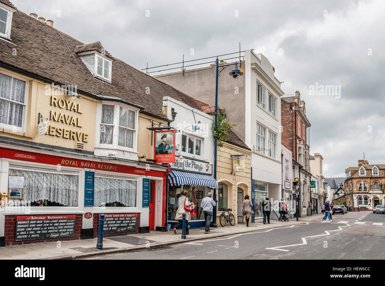 Las casas de la calle del puerto en el centro de la ciudad de Whitstable, en el Sudeste de Inglaterra Foto de stock