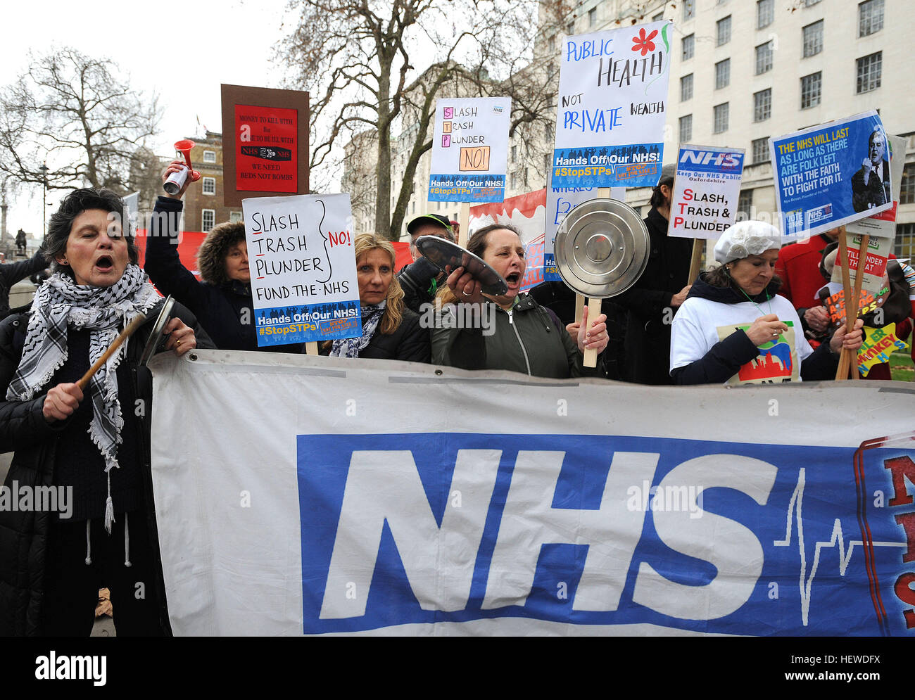 Los activistas durante la manifestación de Howl of Protest convocada por Hands Off nuestra campaña de NHS, se reúnen frente a Downing Street, con cuernos y silbatos, etc., con los que crearán aullidos de ruido para coincidir con los truenos de las redes sociales mientras protestan por salvar al NHS de los recortes. Foto de stock