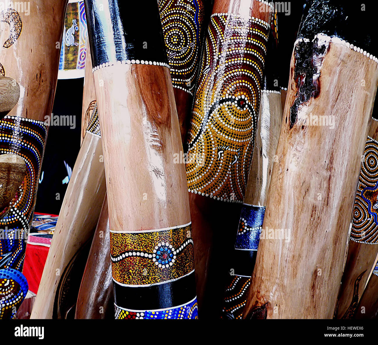El didgeridoo es un instrumento de viento, desarrollado por los indígenas  australianos de Australia septentrional alrededor de 1.500 años, y todavía  en uso generalizado hoy en día tanto en Australia y en