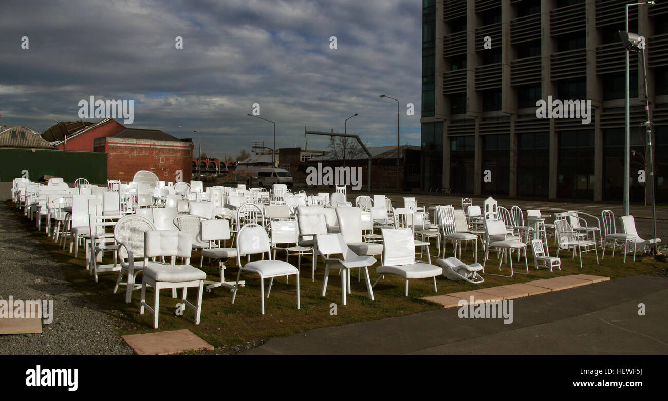 Una instalación de arte de 185 sillas, cada una de ellas pintadas de blanco, ha proporcionado un increíblemente poderoso y conmovedor homenaje a los 185 vidas perdidas en el 22 de febrero de 2011 terremoto.Christchurch New Zealand. Foto de stock