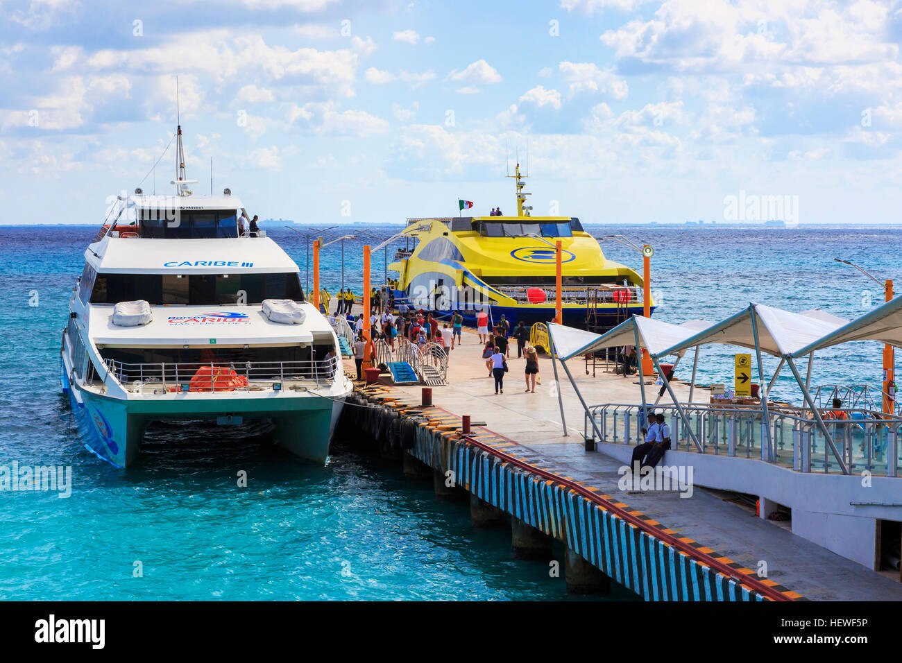 Los Ferries en el muelle en Playa Del Carmen, Riviera Mya, México. Los