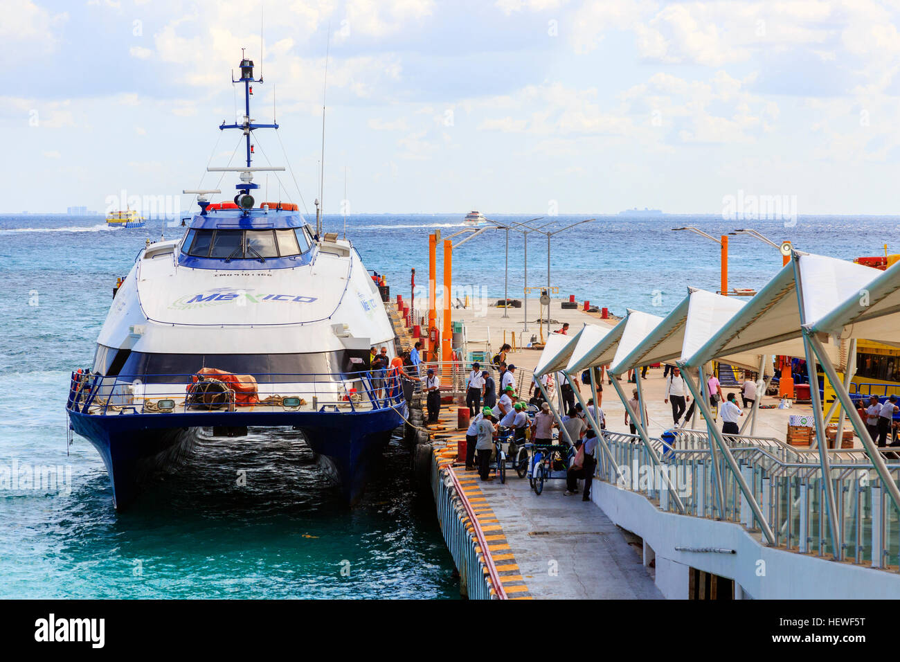 Los Ferries en el muelle en Playa Del Carmen, Riviera Maya, México. Los