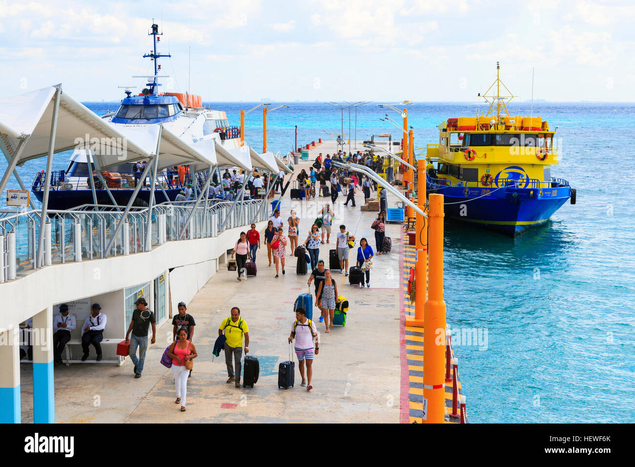 Los Ferries en el muelle en Playa Del Carmen, Riviera Mya, México. Los