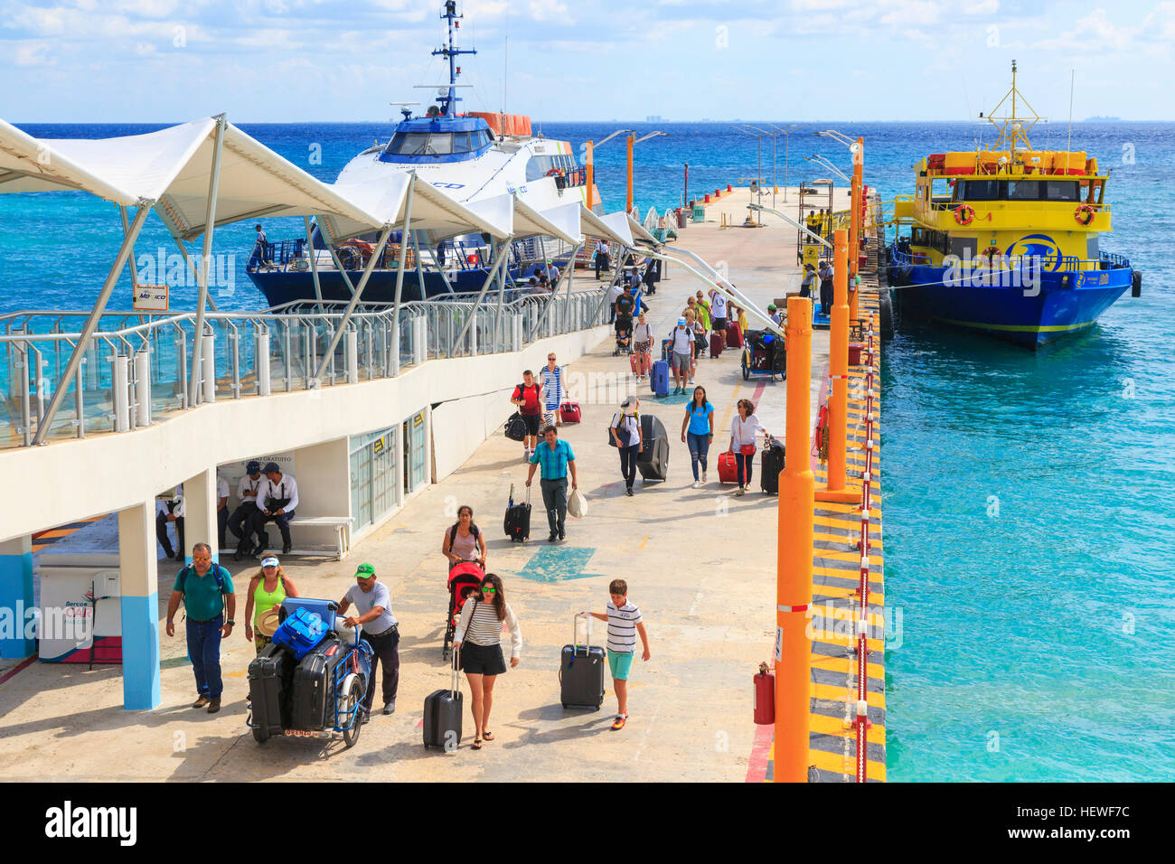 Los Ferries en el muelle en Playa Del Carmen, Riviera Maya, México. Los