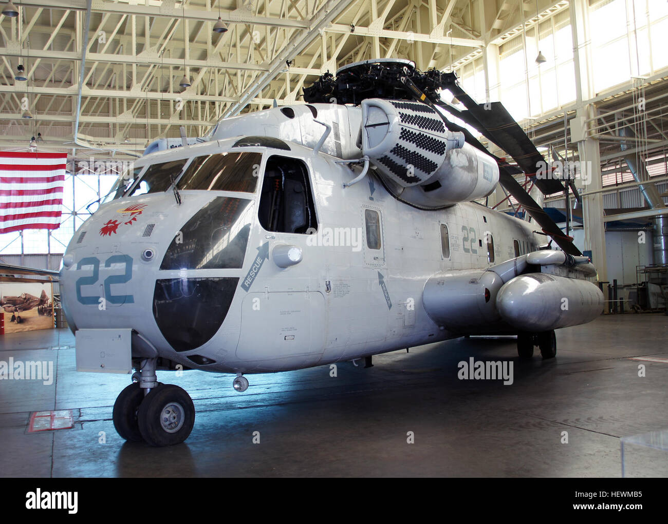 El tipo CH-53's misión primordial es mover carga y equipos, pero juegan un papel clave en operaciones especiales, haciendo más rápida la inserción y la extracción de tropas posibles y eficaces. Marina RH-53 Ds fueron utilizados para barrer las zonas minadas y remolque de buques. HH-53 USAF Super Jolly Green gigantes salvó muchas vidas en misiones de rescate en Vietnam. En 1980 la USAF convierten 53s a MH 53H/J/M allanar baja (helicópteros, pavimentar: precision avionics vectoring equipment. Baja: el avión podía volar cerca de la tierra para evitar la detección) y último voló en 2008. Este tipo CH-53D fue a Vietnam, se estrelló en 1970, y volvió a deber con el Foto de stock