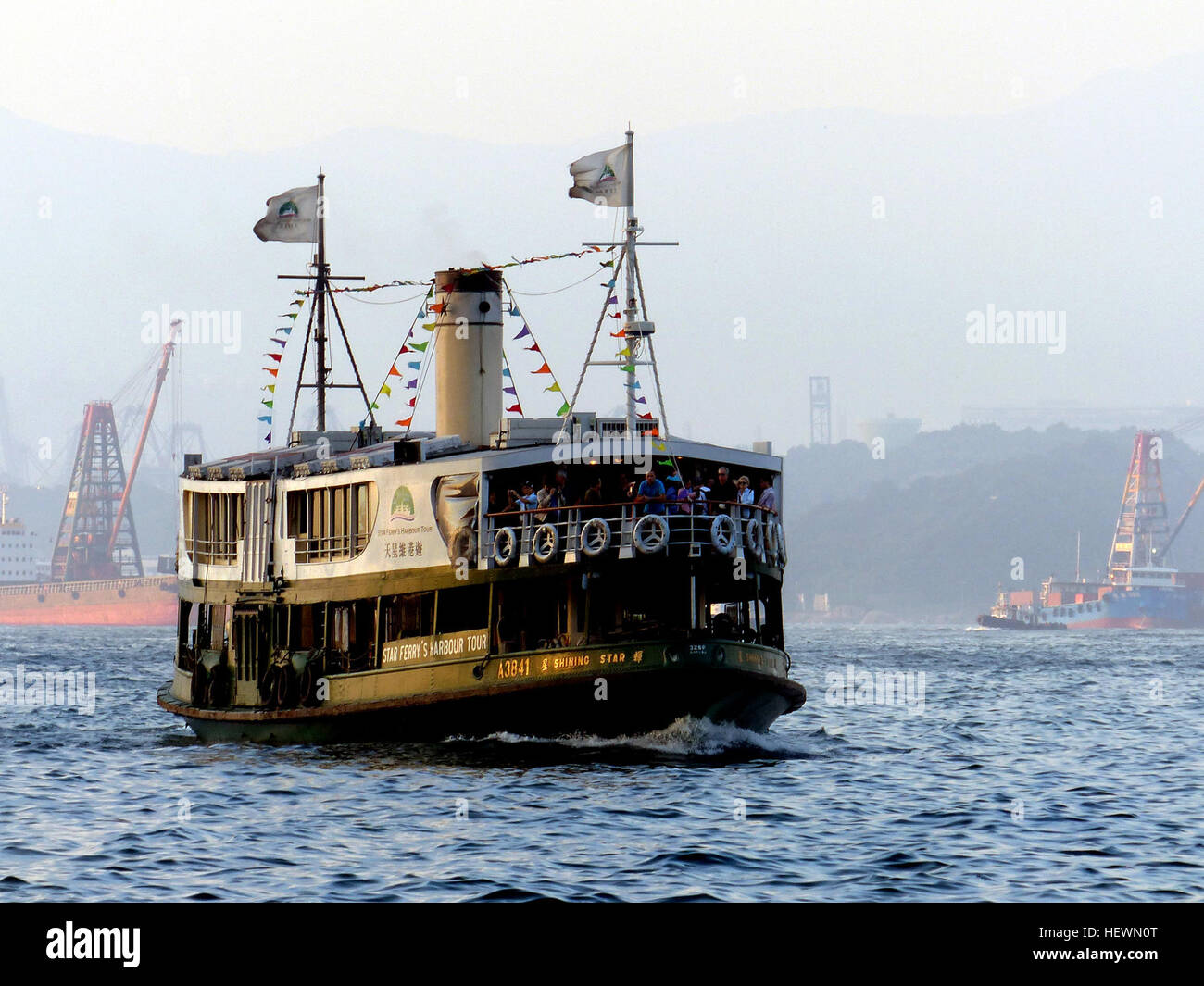 Los dos pisos tienen aire acondicionado Star Ferry "Shining Star" a bordo de cafetería, mirador y solarium velas una hora diaria un recorrido circular de Victoria Harbour durante todo el día y la noche llamando a la estación Tsim Sha Tsui, el muelle 8 Central, Wanchai y muelles de Star Ferry en la ruta. La excursión se puede unir en cualquier de estos muelles y solo viaje de día o de noche ida y vuelta o de día y medio día están disponibles pases de salto. Foto de stock