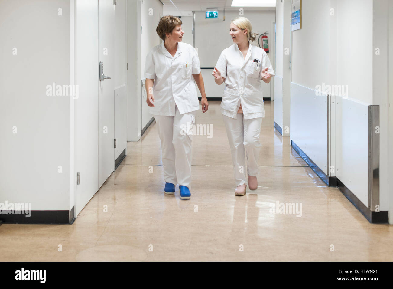 Las enfermeras en el hospital corredor caminando Foto de stock