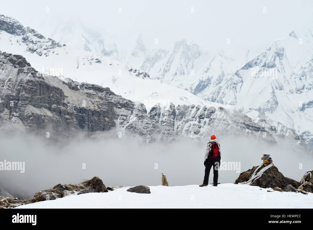 La mujer, de pie, mirando a ver, vista trasera, el ABC (Annapurna Base Camp trek trek), Nepal Foto de stock