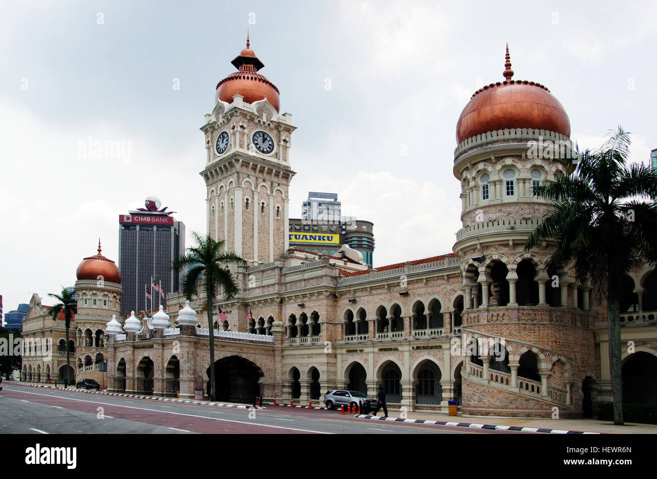El edificio Sultán Abdul Samad entre Kuala Lumpur los primeros edificios de estilo morisco. Se establece en el medio de la plaza Merdeka (Dataran Merdeka) y el Royal Selangor Club, enfrente de Jalan Sultan Hishamuddin. Fue construido en 1897 y fue nombrado después de que el campeón reinante del sultán de Selangor en el momento. El distinguido originalmente sirvió de secretaría para la administración colonial británica. Diseñado por AC Norman, el arquitecto responsable de la Masjid Jamek (Mezquita Jamek), el históricamente significativo edificio utilizado para albergar a los tribunales superiores de Malasia: el Tribunal Federal de Malayo Foto de stock