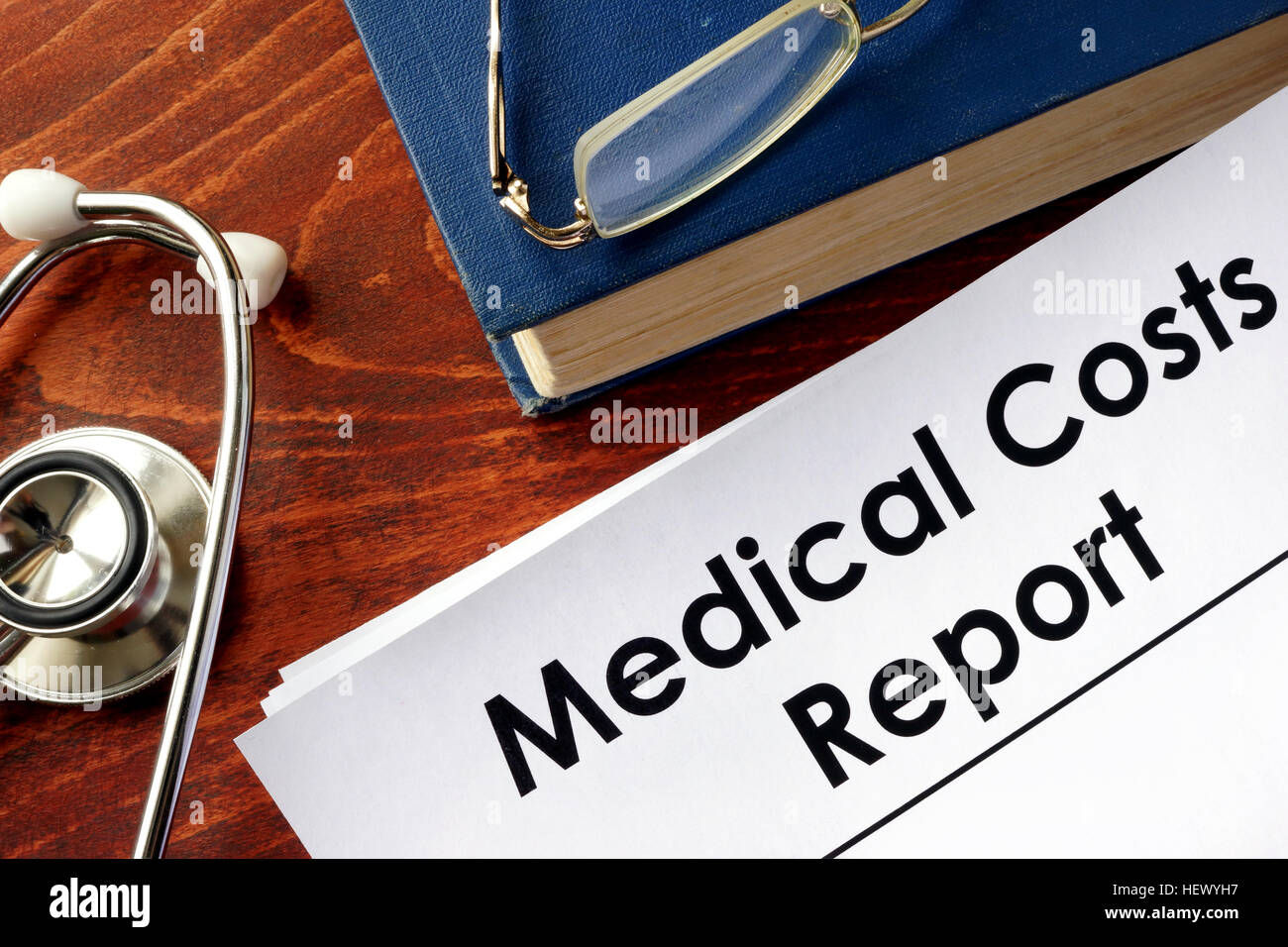 Los costos médicos Informe sobre una tabla y reservar. Foto de stock