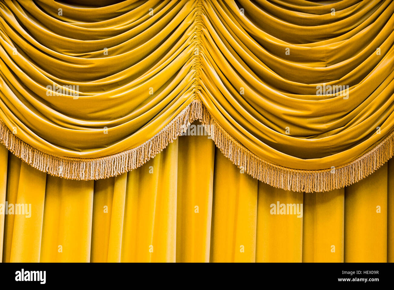 Barra de cortina dorada fotografías e imágenes de alta resolución - Alamy