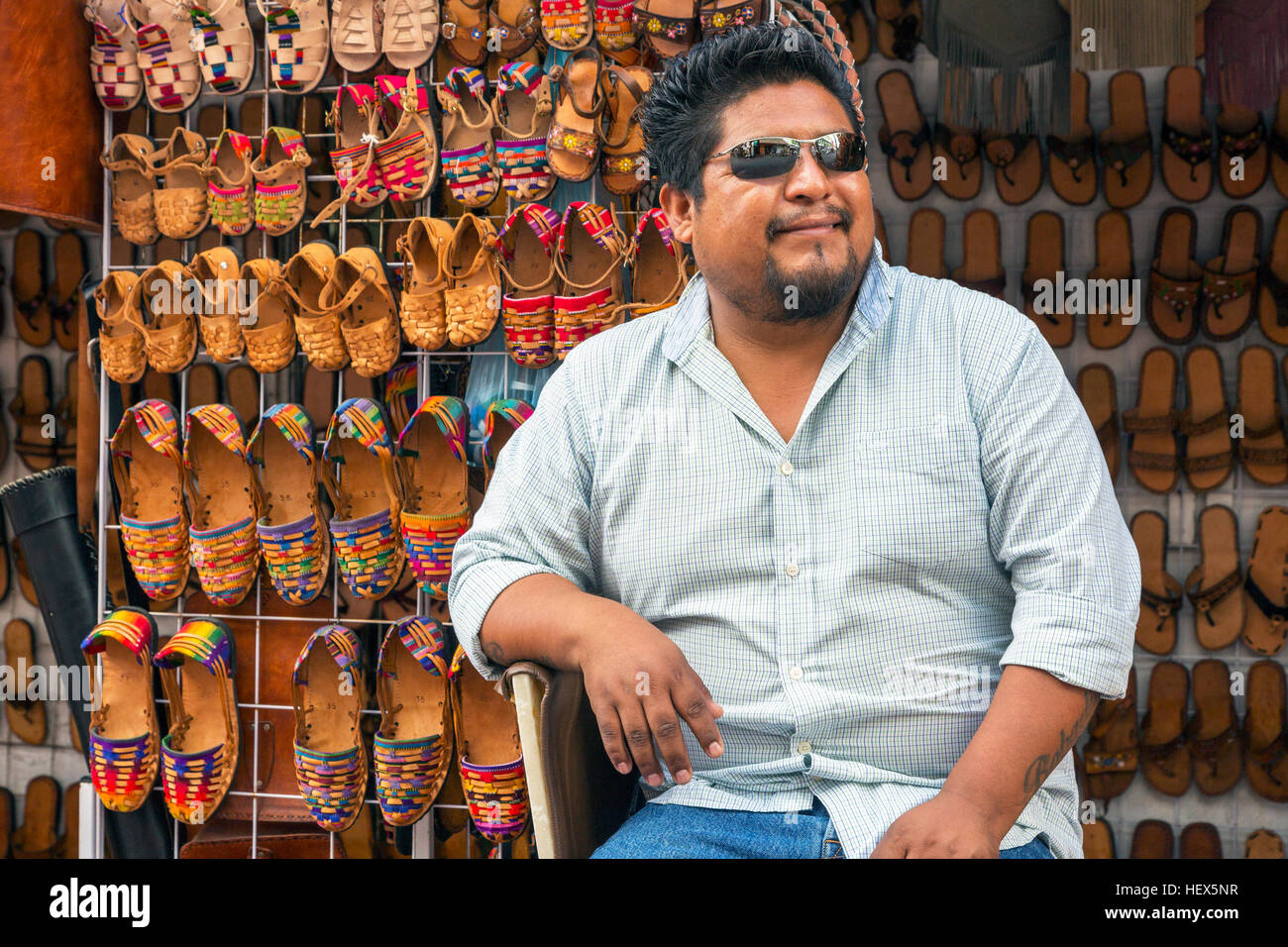 Hombre venta de zapatos de cuero hechos a mano en un stand en la zona  comercial de Playa Del caramen, Riviera Maya, México Fotografía de stock -  Alamy