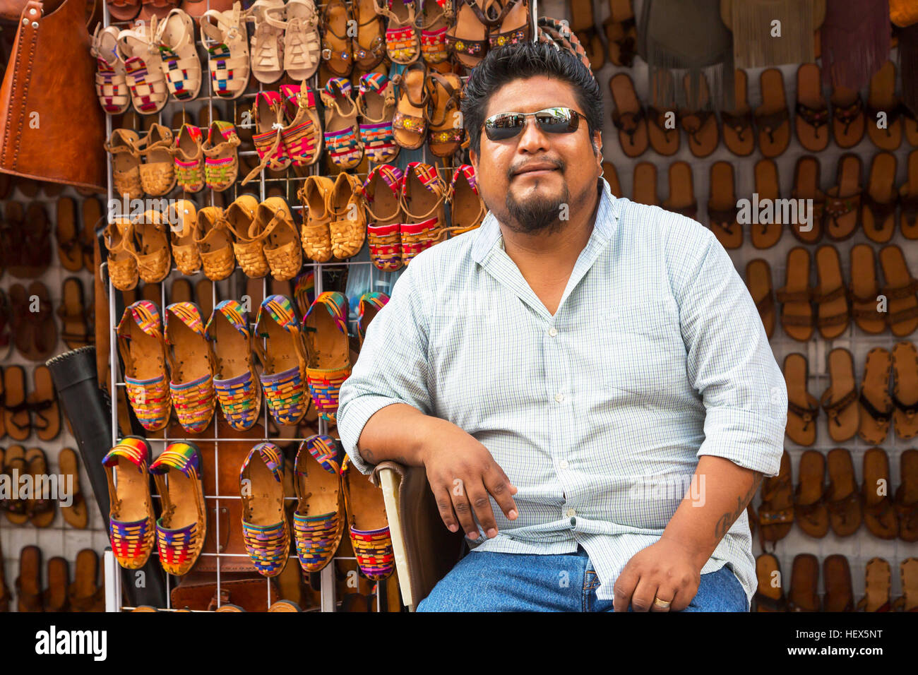Hombre venta de zapatos de cuero hechos a mano en un stand en la zona  comercial de Playa Del caramen, Riviera Maya, México Fotografía de stock -  Alamy