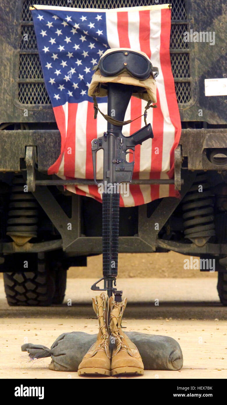 M 4066s 013 Qalat Sikar Base Aerea Iraq Abr 27 03 D Un M16 Service Rifle Un Par De Botas Y Un Casco De Pie En Homenaje A Un Sargento De La Infanteria De