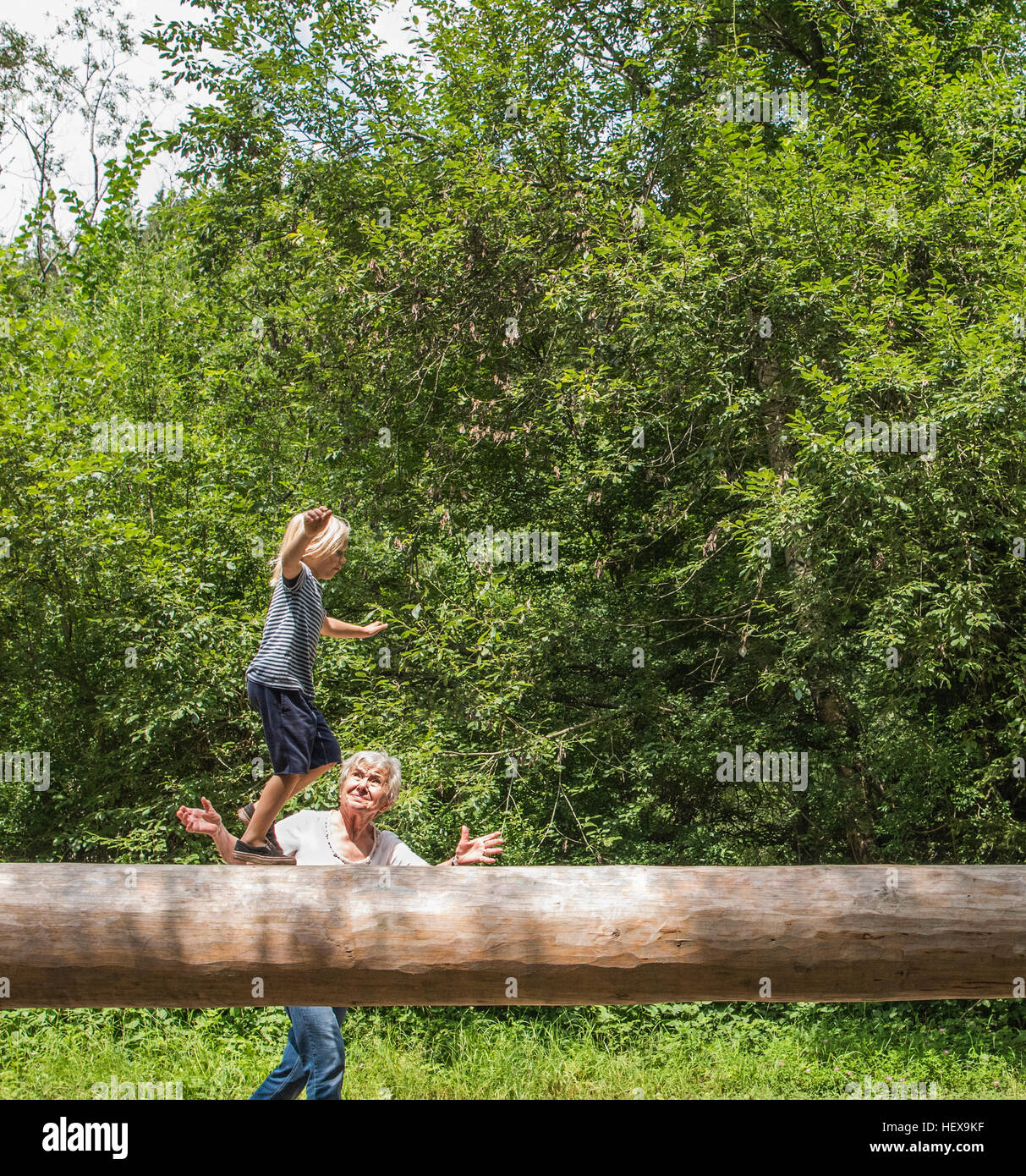 Boy equilibrio sobre equipos de juegos Foto de stock