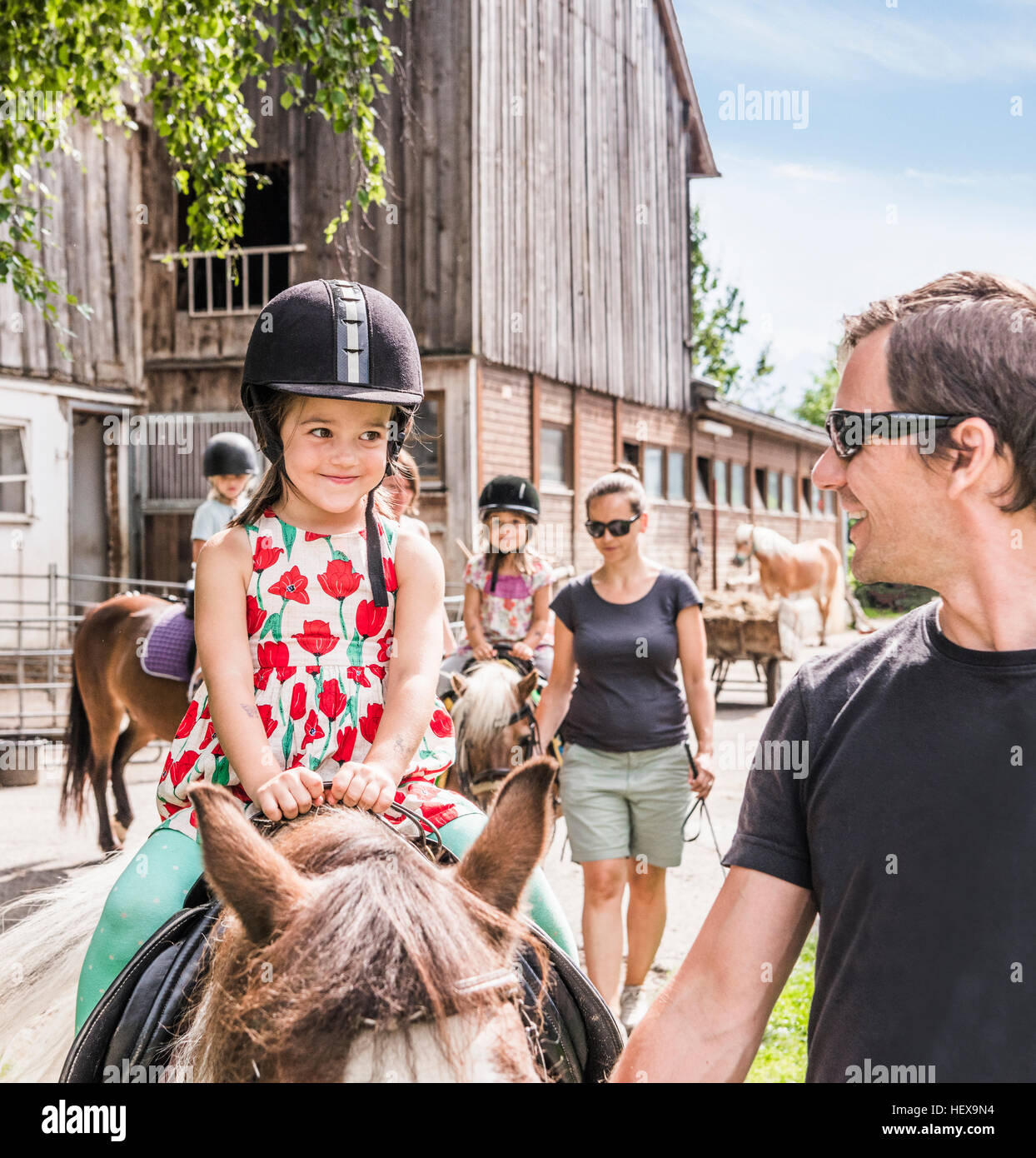 Padre hija rectores en caballo Foto de stock