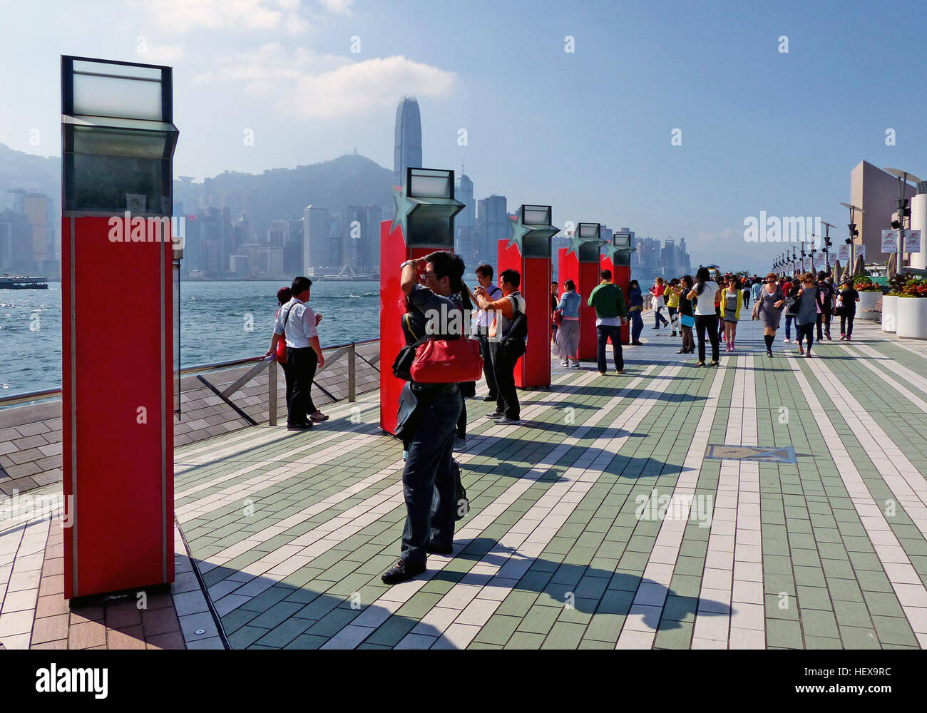 La avenida de Las Estrellas, inspirado en el Paseo de la Fama de Hollywood,  está situado junto al Puerto Victoria frente al mar en Tsim Sha Tsui, Hong  Kong. Honra a personalidades