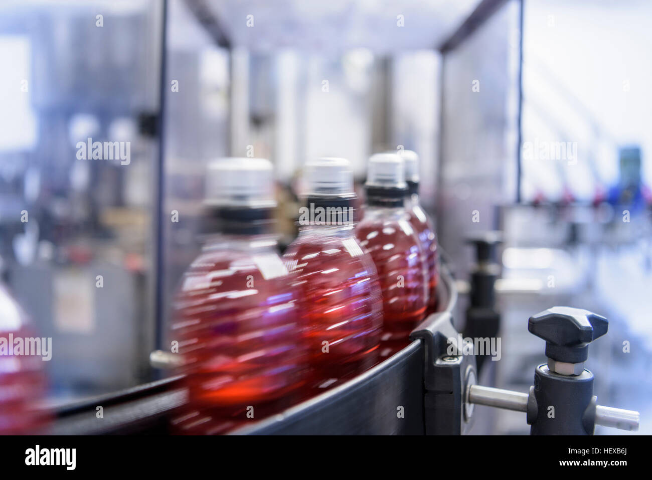 Botellas llenas con agua aromatizada en agua de manantial factory Foto de stock