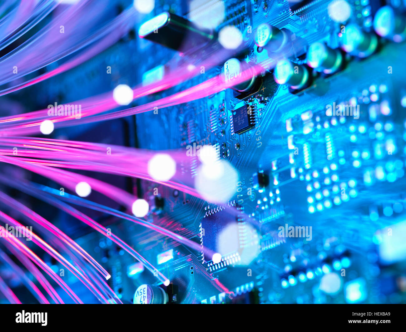 Ataque cibernético con fibra óptica electrónica últimos disparos de concentrador de banda ancha Foto de stock