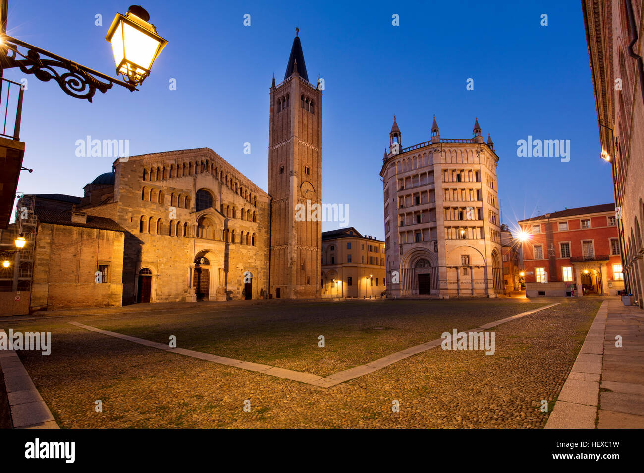 Crepúsculo matutino durante el Duomo y el baptisterio en la Piazza del Duomo, Parma, Emilia-Romaña, Italia Foto de stock