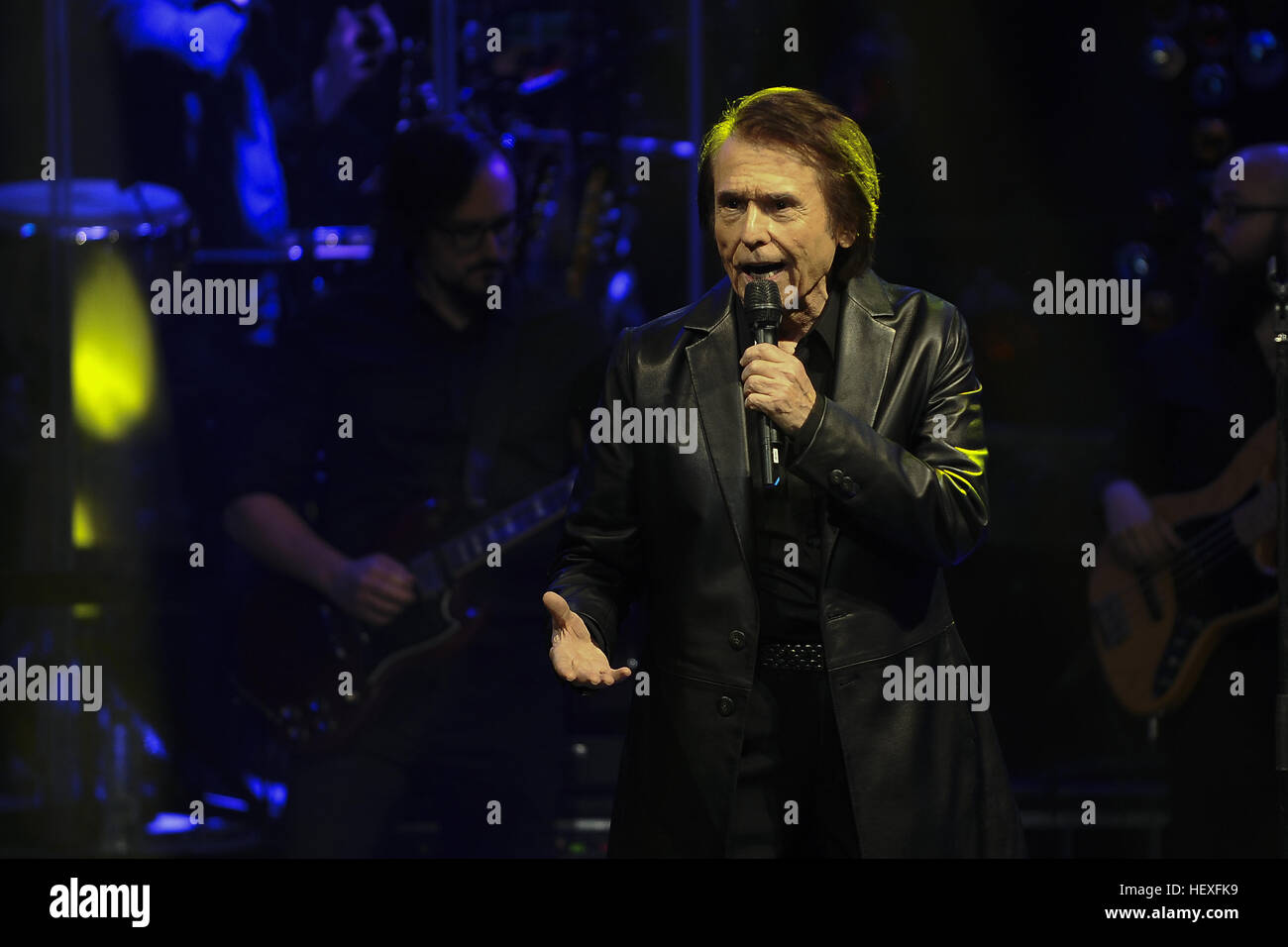 El cantante español Raphael durante su concierto en la sala Joy Eslava de Madrid, durante la presentación de su último álbum 'Infinito' de baile con: Rafael donde: Madrid, España cuando: 22 Nov 2016 Foto de stock