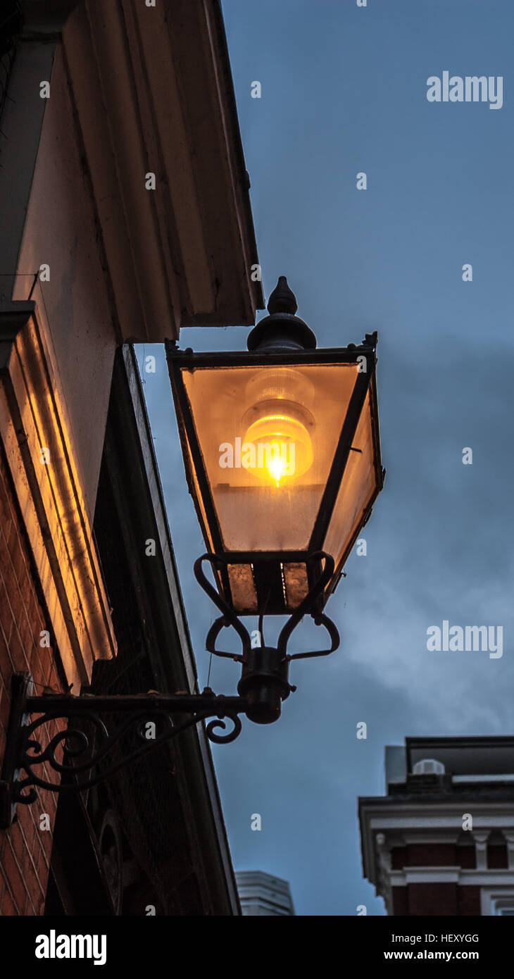 Fotografía de una lámpara encendida/lámpara de la calle Foto de stock