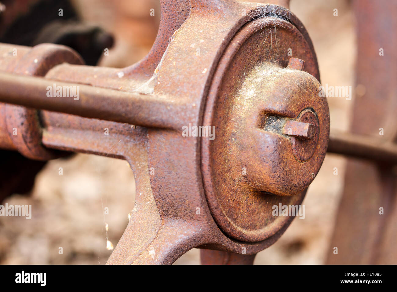 Cerca de la rueda oxidados en equipos agrícolas abandonadas. Foto de stock