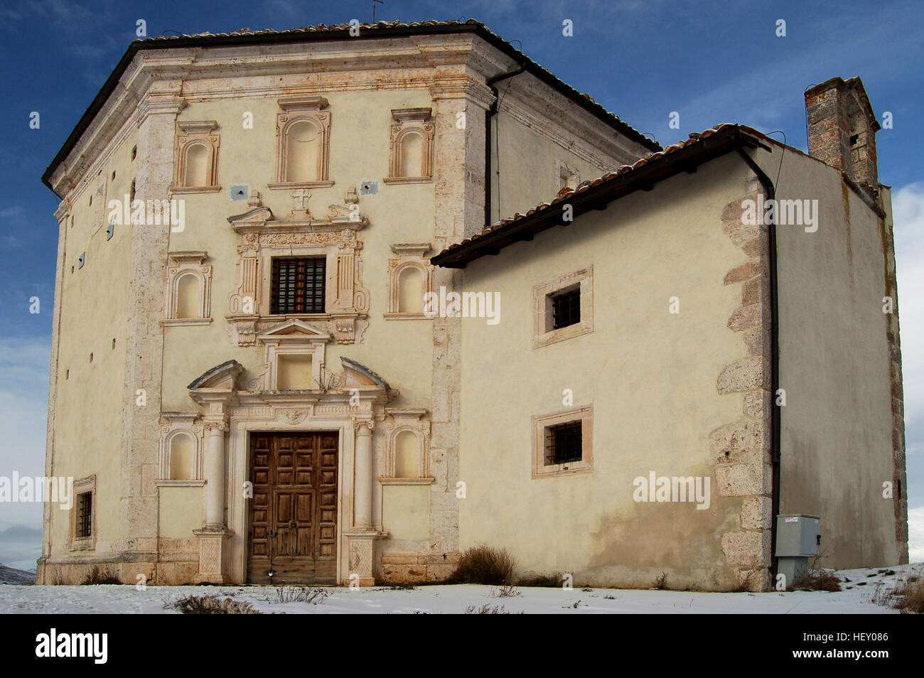 La iglesia de Santa María de la Piedad en Rocca Calascio, Abruzos Foto de stock