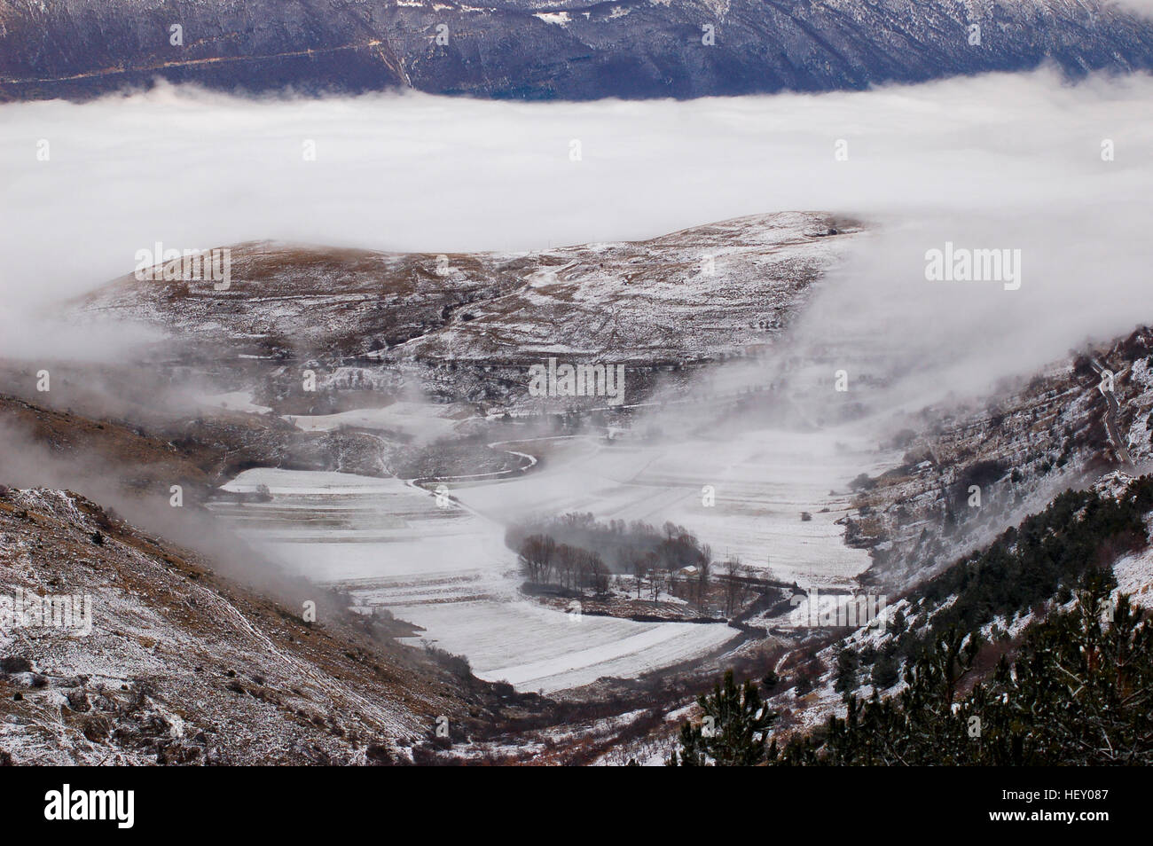 Paisaje invernal en Abruzzo, Italia Foto de stock