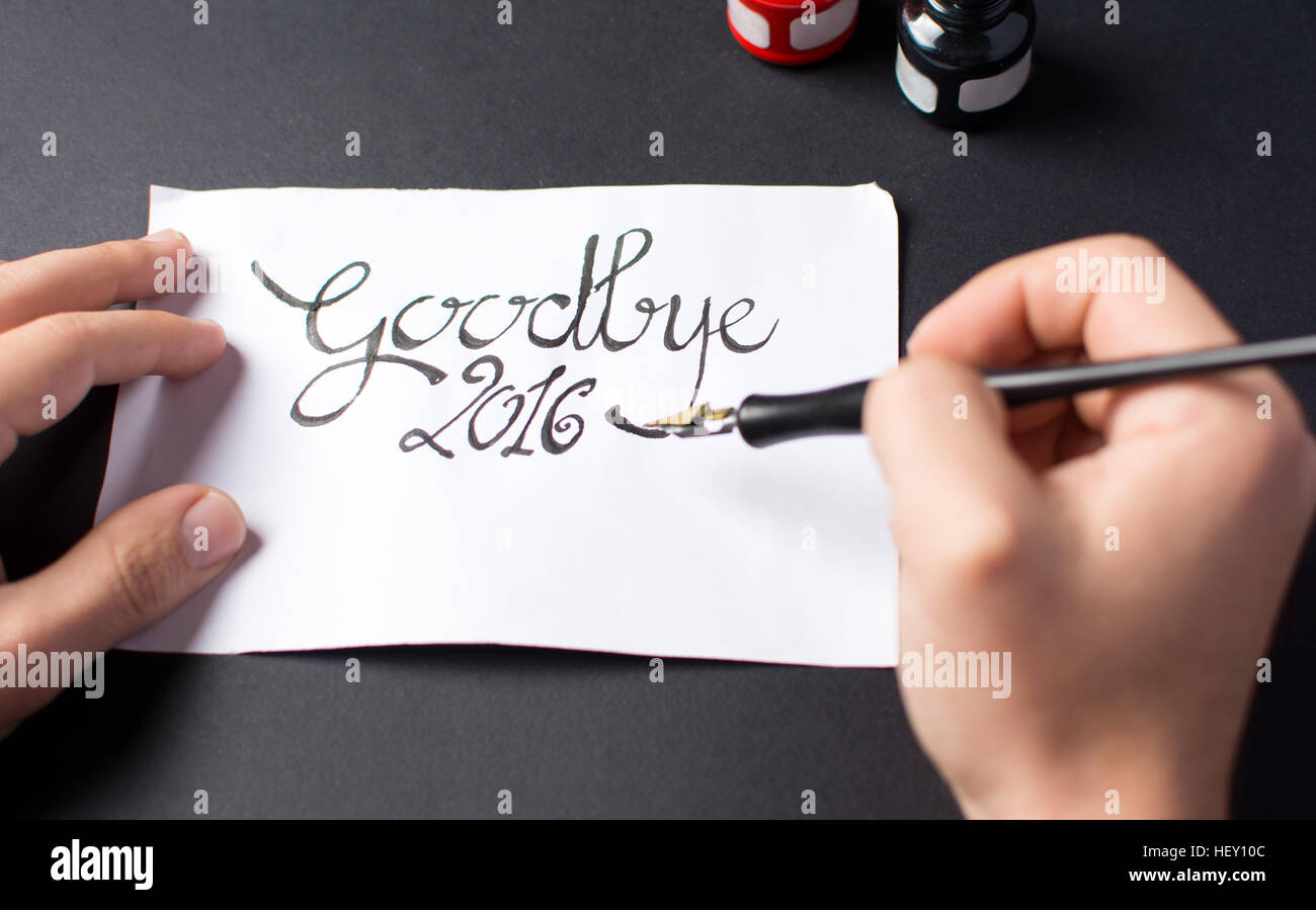 La caligrafía escribiendo un adiós 2016 tarjeta con tinta Foto de stock