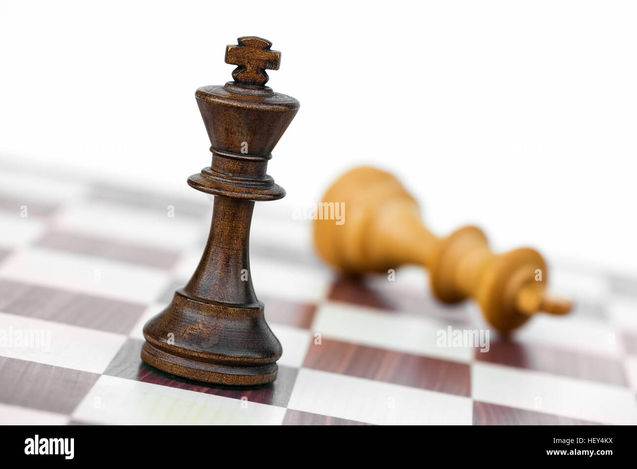 Rey negro de ajedrez verificar blanco sobre tablero de ajedrez Foto de stock