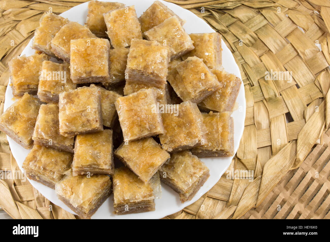 Plato lleno con un montón de piezas de deliciosa baklava Foto de stock