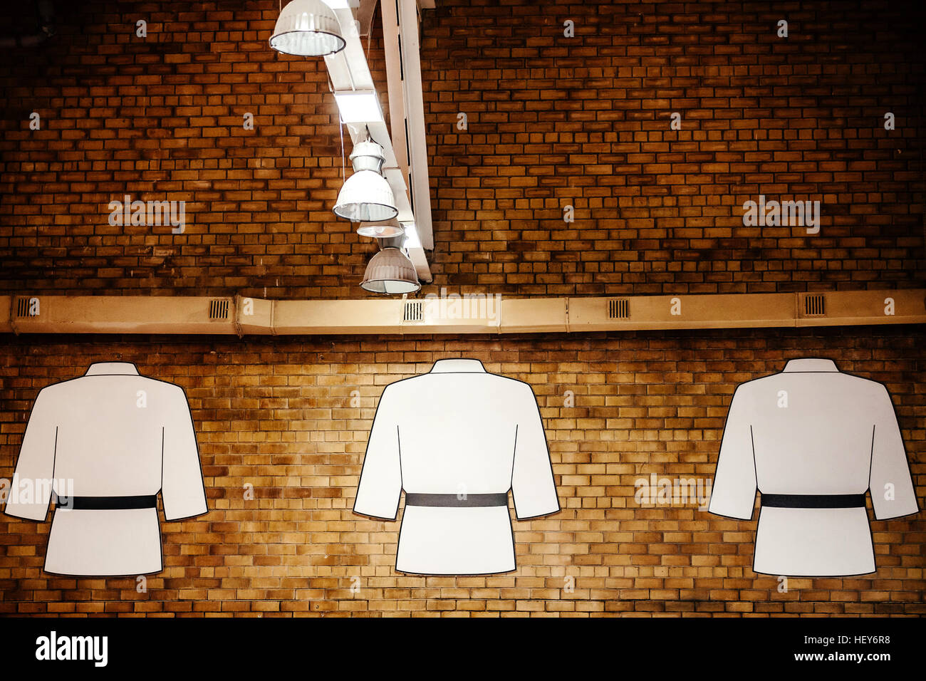 Kimono blanco colgando en la pared del salón de la fama del judo Foto de stock